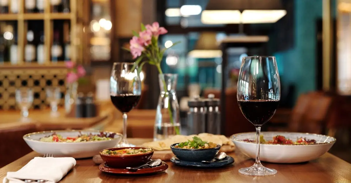 Les Meilleurs Accords entre Liqueurs et Plats à Déguster