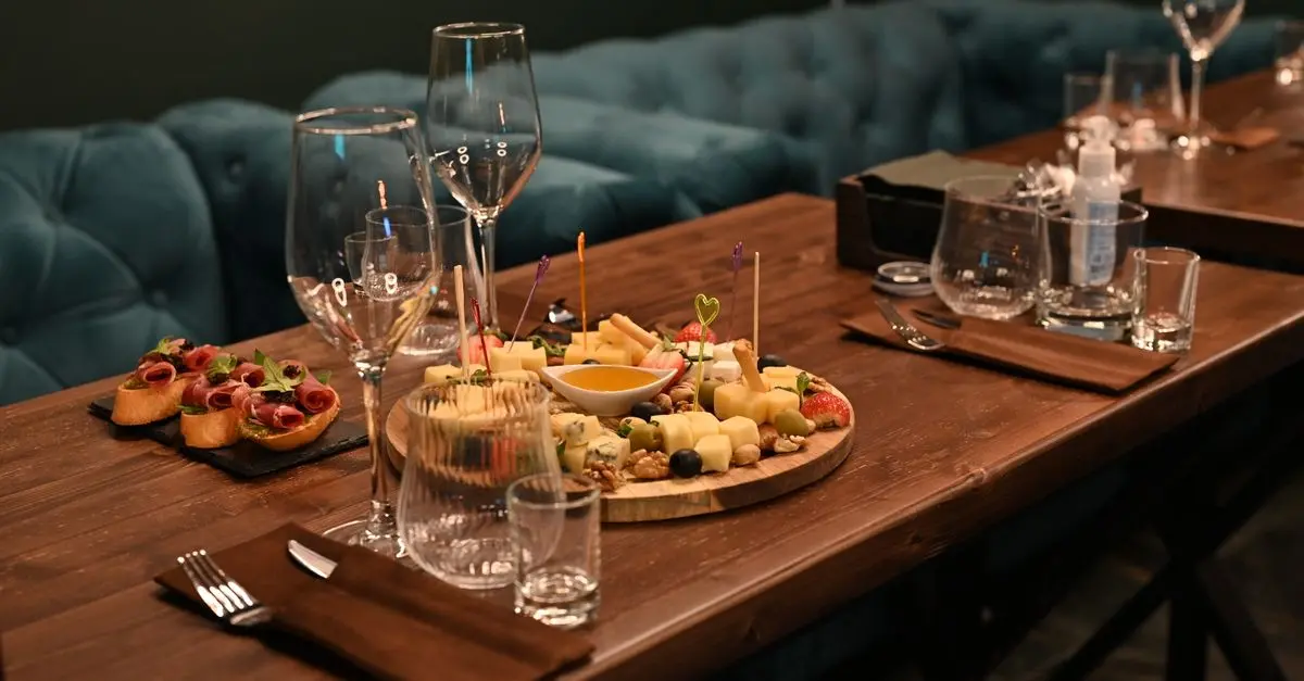 Les Accords Inattendus : Liqueurs et Plats Méconnus à Déguster
