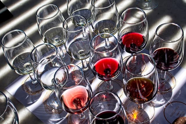 L'Art de Déguster les Liqueurs Artisanales : Conseils Pratiques